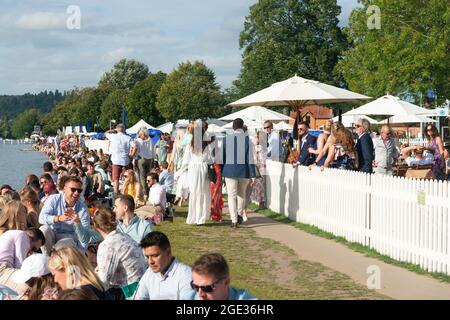 Am Samstag (Halbfinale) stehen Zuschauer am Flussufer, als die Henley Royal Regatta nach ihrer Absage 2020 aufgrund der Pandemie zurückkehrte. England Stockfoto