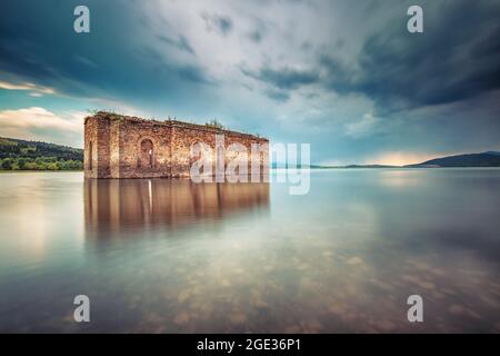 Verlassene Kirche in dam Jrebchevo, Bulgarien Stockfoto