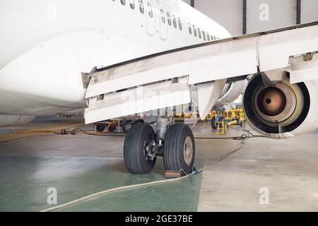 Nahaufnahme des Flugzeugrades und der Fahrwerke im Flughafenhangar Stockfoto