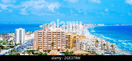 Ein Blick über La Manga del Mar Menor, in Murcia, Spanien, mit der Lagune von Mar Menor auf der linken Seite und das Mittelmeer auf der rechten Seite, in einem Panorama für Stockfoto