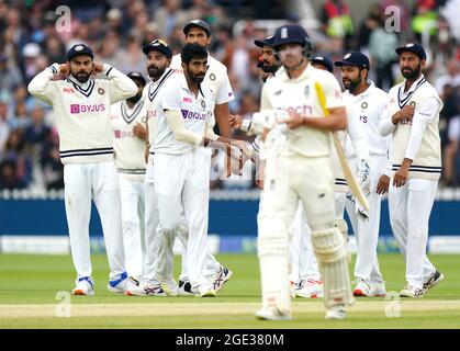 Indiens Virat Kohli (links) feiert, nachdem Mohammed Siraj den Ball von Englands Rory Burns (rechts) am fünften Tag des zweiten Test-Spiels in Lord's, London, erwischt hat. Bilddatum: Montag, 16. August 2021. Stockfoto