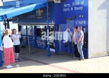 Touristen, die mit Gavin und Stacey im Marcos Cafe, Paget Road, Barry Island, South Wales, 2021 fotografiert wurden Stockfoto