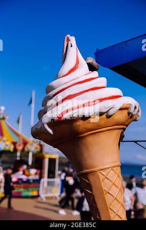 Giant Ice Cream, Marcos Cafe, Paget Road, Barry Island, South Wales, 2021 Stockfoto