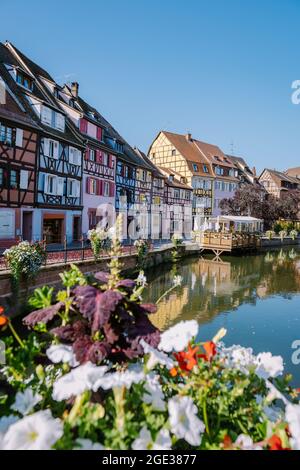 Colmar, Elsass, Frankreich. Petite Venice, Wasserkanal und traditionelle Fachwerkhäuser. Colmar ist eine charmante Stadt im Elsass, Frankreich. Schöner Blick auf die bunte romantische Stadt Colmar mit buntem Haus Stockfoto