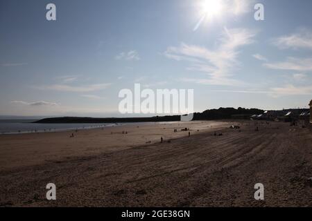 Sonnenuntergang, Blick nach Westen auf Whitmore Bay Beach, Barry Island, Wale of Glamorgan, South Wales, 2021 Stockfoto