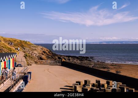 Barry Island Beach Huts an der Promenade in Whitmore Bay, Wale of Glamorgan, South Wales, 2021 Stockfoto