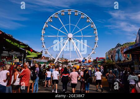 Menschen, die draußen im Barry Island Pleasure Park, South Wales, Großbritannien, im August 2021 spazieren gehen Stockfoto