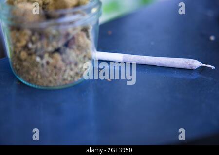 Selektive Fokusaufnahme von getrocknetem Marihuana auf dem Tisch Stockfoto