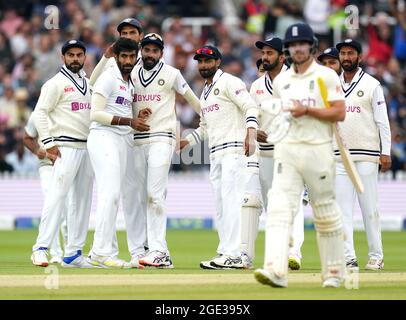 Indiens Virat Kohli (links) feiert, nachdem Mohammed Siraj den Ball von Englands Rory Burns (rechts) am fünften Tag des zweiten Test-Spiels in Lord's, London, erwischt hat. Bilddatum: Montag, 16. August 2021. Stockfoto