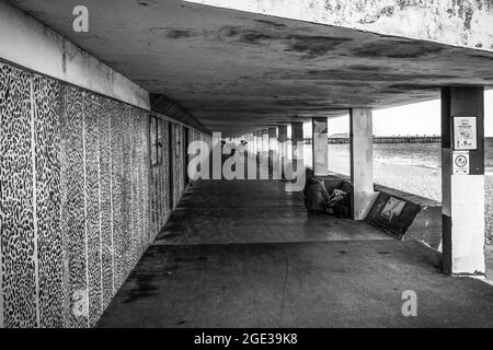 Bottle Alley Promenade Hastings auf dem Unterdeck in Schwarz und Weiß Stockfoto