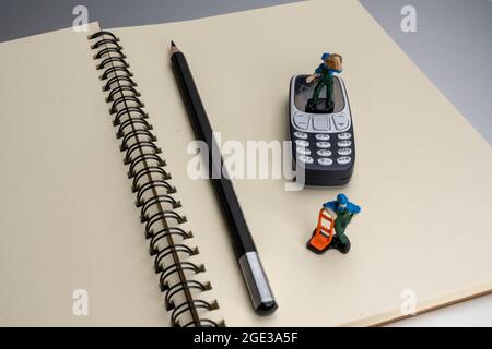 Liefermodell auf leerem Buch mit Bleistift. Online-Shopping-Konzept. Stockfoto