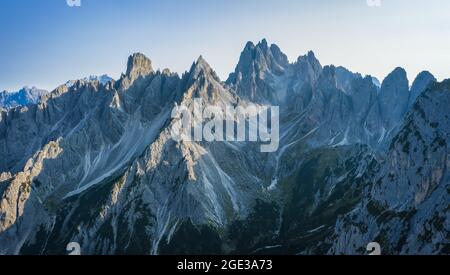 Cadini-Berggruppe mit Cima Cadin di NE, Cima Cadin di San Lucano, Cima di Croda Liscia und Torre Siorpaes von der Lavaredo-Hütte in Sexten aus gesehen Stockfoto