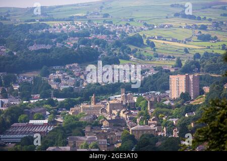 Blick auf die Marktstadt Sowerby Bridge in Calderdale, West Yorkshire, Großbritannien, mit dem Dorf Sowerby auf dem Pennine-Hügel dahinter. Stockfoto