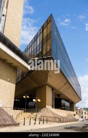 Halifax (früher bekannt als Halifax Building Society und umgangssprachlich bekannt als Halifax) ist eine britische Bankenmarke, die als Handelssparte der Bank of Scotland, selbst eine hundertprozentige Tochtergesellschaft der Lloyds Banking Group, tätig ist. Es ist nach der Stadt Halifax, West Yorkshire, benannt, wo es 1853 als Baugesellschaft gegründet wurde. Bis 1913 hatte sie sich zur größten Baugesellschaft Großbritanniens entwickelt, wuchs und florierte weiter und behielt diese Position innerhalb Großbritanniens bis 1997 aufrecht, als sie demutualisiert wurde. Stockfoto