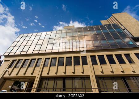 Halifax (früher bekannt als Halifax Building Society und umgangssprachlich bekannt als Halifax) ist eine britische Bankenmarke, die als Handelssparte der Bank of Scotland, selbst eine hundertprozentige Tochtergesellschaft der Lloyds Banking Group, tätig ist. Es ist nach der Stadt Halifax, West Yorkshire, benannt, wo es 1853 als Baugesellschaft gegründet wurde. Bis 1913 hatte sie sich zur größten Baugesellschaft Großbritanniens entwickelt, wuchs und florierte weiter und behielt diese Position innerhalb Großbritanniens bis 1997 aufrecht, als sie demutualisiert wurde. Stockfoto