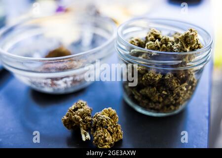 Selektive Fokusaufnahme von getrocknetem Marihuana in einem Glasgefäß Stockfoto