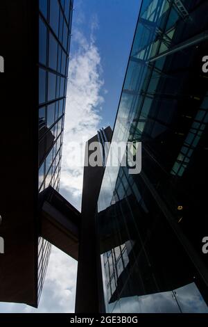 Halifax (früher bekannt als Halifax Building Society und umgangssprachlich bekannt als Halifax) ist eine britische Bankenmarke, die als Handelssparte der Bank of Scotland, selbst eine hundertprozentige Tochtergesellschaft der Lloyds Banking Group, tätig ist. Es ist nach der Stadt Halifax, West Yorkshire, benannt, wo es 1853 als Baugesellschaft gegründet wurde. Bis 1913 hatte sie sich zur größten Baugesellschaft Großbritanniens entwickelt, wuchs und florierte weiter und behielt diese Position innerhalb Großbritanniens bis 1997 aufrecht, als sie demutualisiert wurde. Stockfoto