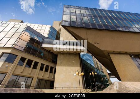 Halifax (früher bekannt als Halifax Building Society und umgangssprachlich bekannt als Halifax) ist eine britische Bankenmarke, die als Handelssparte der Bank of Scotland, selbst eine hundertprozentige Tochtergesellschaft der Lloyds Banking Group, tätig ist. Es ist nach der Stadt Halifax, West Yorkshire, benannt, wo es 1853 als Baugesellschaft gegründet wurde. Bis 1913 hatte sie sich zur größten Baugesellschaft Großbritanniens entwickelt, wuchs und florierte weiter und behielt diese Position innerhalb Großbritanniens bis 1997 aufrecht, als sie demutualisiert wurde. Stockfoto
