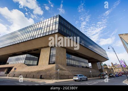 Halifax (früher bekannt als Halifax Building Society und umgangssprachlich bekannt als Halifax) ist eine britische Bankenmarke, die als Handelssparte der Bank of Scotland, selbst eine hundertprozentige Tochtergesellschaft der Lloyds Banking Group, tätig ist. Es ist nach der Stadt Halifax, West Yorkshire, benannt, wo es 1853 als Baugesellschaft gegründet wurde. Bis 1913 hatte sie sich zur größten Baugesellschaft Großbritanniens entwickelt, wuchs und florierte weiter und behielt diese Position innerhalb Großbritanniens bis 1997 aufrecht, als sie demutualisiert wurde. Stockfoto