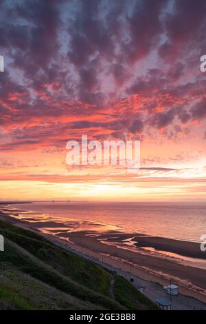 Unglaublicher Sonnenuntergang über dem Strand von Saltburn-by-the-Sea in Yorkshire Stockfoto