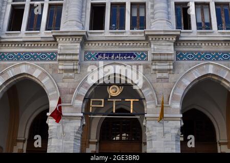 August 2021. Istanbul Türkei. Großes Postamt. Entworfen von Vedat Tek, kombiniert klassische osmanische Architektur mit Beaux-Arts, erbaut 1905 und serviert Stockfoto