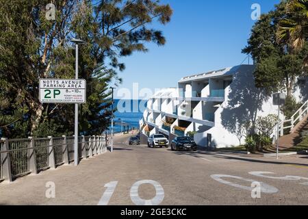 Sydney, Australien. Montag, 16. August 2021. Luxuriöse Appartements mit Blick auf Bondi Beach auf der Notts Avenue. Die COVID-19-Beschränkungen wurden in ganz New South Wales verschärft. Ab Montag, dem 16. August, um Mitternacht wurde die 10-km-Reiseregel auf 5 km reduziert. Das bedeutet, dass die Bewohner nur 5 km von ihrem Haus entfernt zum Sport treiben oder einkaufen gehen können. Quelle: Paul Lovelace/Alamy Live News Stockfoto