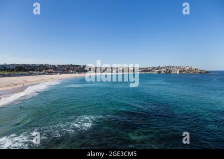 Sydney, Australien. Montag, 16. August 2021. Am Bondi Beach üben Menschen, da die COVID-19-Beschränkungen in ganz New South Wales verschärft wurden. Ab Montag, dem 16. August, um Mitternacht wurde die 10-km-Reiseregel auf 5 km reduziert. Das bedeutet, dass die Bewohner nur 5 km von ihrem Haus entfernt zum Sport treiben oder einkaufen gehen können. Quelle: Paul Lovelace/Alamy Live News Stockfoto