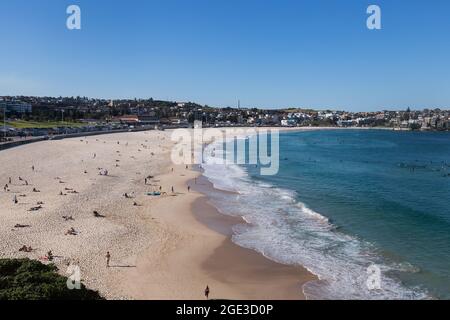 Sydney, Australien. Montag, 16. August 2021. Am Bondi Beach üben Menschen, da die COVID-19-Beschränkungen in ganz New South Wales verschärft wurden. Ab Montag, dem 16. August, um Mitternacht wurde die 10-km-Reiseregel auf 5 km reduziert. Das bedeutet, dass die Bewohner nur 5 km von ihrem Haus entfernt zum Sport treiben oder einkaufen gehen können. Quelle: Paul Lovelace/Alamy Live News Stockfoto