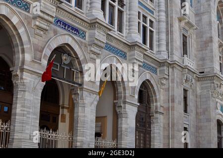 Istanbul Türkei. Das Äußere des PTT Grand Post Office. Entworfen von Vedat Tek, kombiniert klassische osmanische Architektur mit Beaux-Arts, erbaut 1905 Stockfoto