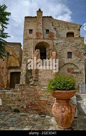 Die Fassade eines alten Hauses im historischen Zentrum von Aliano, einer mittelalterlichen Stadt in der Region Basilicata, Italien. Stockfoto