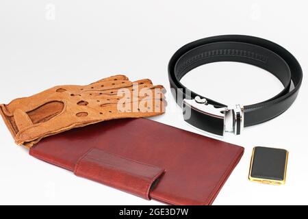 Ein Mann ist eingestellt. Accessoires für Herren. Geldbörse, Handschuhe, Gürtel Stockfoto