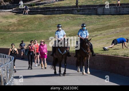 Sydney, Australien. Montag, 16. August 2021. Die berittene Polizei patrouilliert am Bondi Beach, da die COVID-19-Beschränkungen in ganz New South Wales verschärft wurden. Ab Montag, dem 16. August, um Mitternacht wurde die 10-km-Reiseregel auf 5 km reduziert. Das bedeutet, dass die Bewohner nur 5 km von ihrem Haus entfernt zum Sport treiben oder einkaufen gehen können. Quelle: Paul Lovelace/Alamy Live News Stockfoto