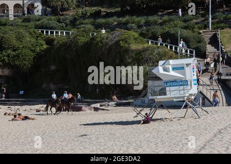 Sydney, Australien. Montag, 16. August 2021. Die berittene Polizei patrouilliert am Bondi Beach, da die COVID-19-Beschränkungen in ganz New South Wales verschärft wurden. Ab Montag, dem 16. August, um Mitternacht wurde die 10-km-Reiseregel auf 5 km reduziert. Das bedeutet, dass die Bewohner nur 5 km von ihrem Haus entfernt zum Sport treiben oder einkaufen gehen können. Quelle: Paul Lovelace/Alamy Live News Stockfoto