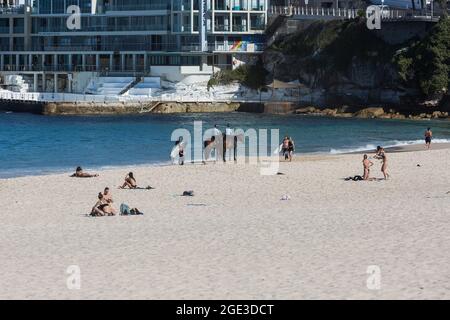 Sydney, Australien. Montag, 16. August 2021. Die berittene Polizei patrouilliert am Bondi Beach, da die COVID-19-Beschränkungen in ganz New South Wales verschärft wurden. Ab Montag, dem 16. August, um Mitternacht wurde die 10-km-Reiseregel auf 5 km reduziert. Das bedeutet, dass die Bewohner nur 5 km von ihrem Haus entfernt zum Sport treiben oder einkaufen gehen können. Quelle: Paul Lovelace/Alamy Live News Stockfoto