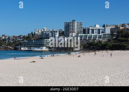 Sydney, Australien. Montag, 16. August 2021. Die berittene Polizei patrouilliert am Bondi Beach, da die COVID-19-Beschränkungen in ganz New South Wales verschärft wurden. Ab Montag, dem 16. August, um Mitternacht wurde die 10-km-Reiseregel auf 5 km reduziert. Das bedeutet, dass die Bewohner nur 5 km von ihrem Haus entfernt zum Sport treiben oder einkaufen gehen können. Quelle: Paul Lovelace/Alamy Live News Stockfoto