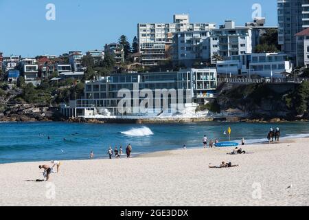 Sydney, Australien. Montag, 16. August 2021. Die berittene Polizei patrouilliert am Bondi Beach, da die COVID-19-Beschränkungen in ganz New South Wales verschärft wurden. Ab Montag, dem 16. August, um Mitternacht wurde die 10-km-Reiseregel auf 5 km reduziert. Das bedeutet, dass die Bewohner nur 5 km von ihrem Haus entfernt zum Sport treiben oder einkaufen gehen können. Quelle: Paul Lovelace/Alamy Live News Stockfoto