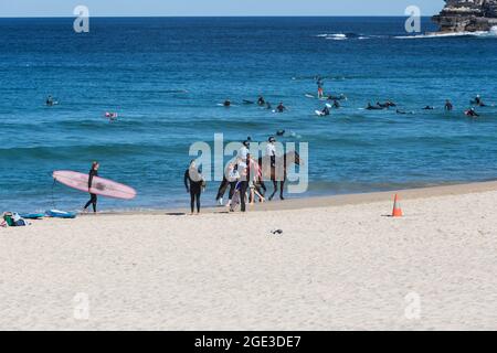 Sydney, Australien. Montag, 16. August 2021. Die berittene Polizei patrouilliert am Bondi Beach, da die COVID-19-Beschränkungen in ganz New South Wales verschärft wurden. Ab Montag, dem 16. August, um Mitternacht wurde die 10-km-Reiseregel auf 5 km reduziert. Das bedeutet, dass die Bewohner nur 5 km von ihrem Haus entfernt zum Sport treiben oder einkaufen gehen können. Quelle: Paul Lovelace/Alamy Live News Stockfoto