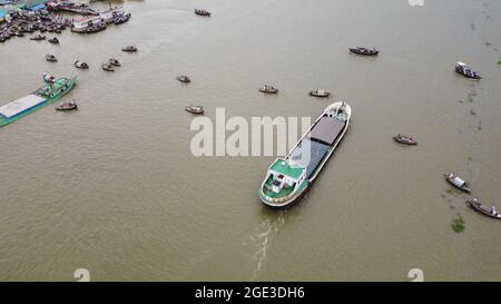 Narayanganj, Dhaka, Bangladesch. August 2021. In Narayanganj, Bangladesch, fahren Passagiere in traditionellen Holzbooten über den Fluss Shitalakhya. (Bild: © Joy SahaZUMA Press Wire) Bild: ZUMA Press, Inc./Alamy Live News Stockfoto