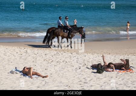 Sydney, Australien. Montag, 16. August 2021. Die berittene Polizei patrouilliert am Bondi Beach, da die COVID-19-Beschränkungen in ganz New South Wales verschärft wurden. Ab Montag, dem 16. August, um Mitternacht wurde die 10-km-Reiseregel auf 5 km reduziert. Das bedeutet, dass die Bewohner nur 5 km von ihrem Haus entfernt zum Sport treiben oder einkaufen gehen können. Quelle: Paul Lovelace/Alamy Live News Stockfoto