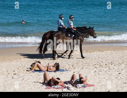 Sydney, Australien. Montag, 16. August 2021. Die berittene Polizei patrouilliert am Bondi Beach, da die COVID-19-Beschränkungen in ganz New South Wales verschärft wurden. Ab Montag, dem 16. August, um Mitternacht wurde die 10-km-Reiseregel auf 5 km reduziert. Das bedeutet, dass die Bewohner nur 5 km von ihrem Haus entfernt zum Sport treiben oder einkaufen gehen können. Quelle: Paul Lovelace/Alamy Live News Stockfoto