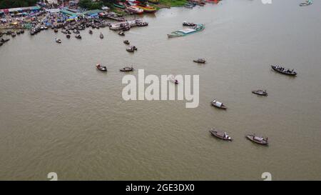 Narayanganj, Dhaka, Bangladesch. August 2021. In Narayanganj, Bangladesch, fahren Passagiere in traditionellen Holzbooten über den Fluss Shitalakhya. (Bild: © Joy SahaZUMA Press Wire) Bild: ZUMA Press, Inc./Alamy Live News Stockfoto