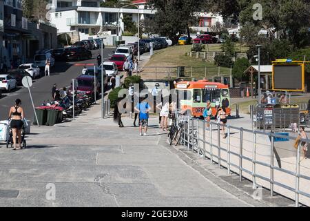 Sydney, Australien. Montag, 16. August 2021. Die berittene Polizei patrouilliert am Bondi Beach, da die COVID-19-Beschränkungen in ganz New South Wales verschärft wurden. Ab Montag, dem 16. August, um Mitternacht wurde die 10-km-Reiseregel auf 5 km reduziert. Das bedeutet, dass die Bewohner nur 5 km von ihrem Haus entfernt zum Sport treiben oder einkaufen gehen können. Quelle: Paul Lovelace/Alamy Live News Stockfoto