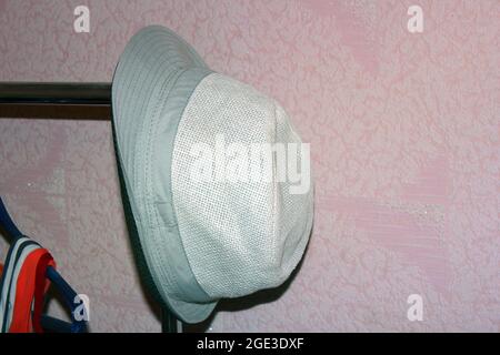 Hut auf einem Kleiderbügel Stockfoto