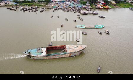 Narayanganj, Dhaka, Bangladesch. August 2021. In Narayanganj, Bangladesch, fahren Passagiere in traditionellen Holzbooten über den Fluss Shitalakhya. (Bild: © Joy SahaZUMA Press Wire) Bild: ZUMA Press, Inc./Alamy Live News Stockfoto