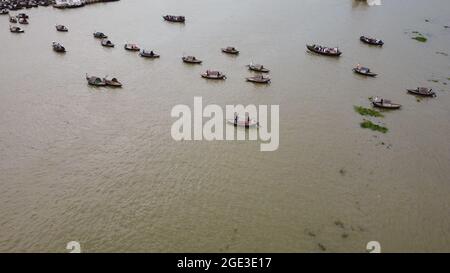 Narayanganj, Dhaka, Bangladesch. August 2021. In Narayanganj, Bangladesch, fahren Passagiere in traditionellen Holzbooten über den Fluss Shitalakhya. (Bild: © Joy SahaZUMA Press Wire) Bild: ZUMA Press, Inc./Alamy Live News Stockfoto