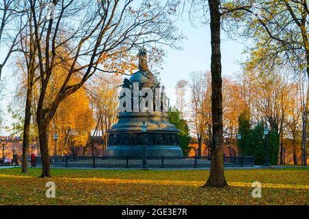 Weliki Nowgorod, Russland – 17. Oktober 2018. Bronze-Denkmal Millennium von Russland in Weliki Nowgorod. Veliky Novgorod Wahrzeichen im Herbstpark Stockfoto