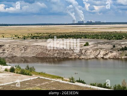 12. Juli 2021, Brandenburg, Cottbus: Der Rand einer ehemaligen Braunkohlegrube und die zukünftige Cottbuser Ostsee. 1986 wurde hier das Dorf Klein Lieskow wegen der Braunkohlengewinnung abgerissen. Klein Lieskow war das 101. Dorf, das vom Kohlebagger verschluckt wurde. Insgesamt verschwanden 137 Häuser im Lausitzer Bergbaugebiet in der Mine. Die Entscheidung, die Kohle bis 2038 auslaufen zu lassen, kommt vielerorts zu spät. (To dpa 'verschwundene Orte in der Lausitz: 'Es gibt Schwermut in der Grube'') Foto: Patrick Pleul/dpa-Zentralbild/dpa Stockfoto