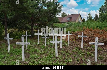 12. Juli 2021, Brandenburg, Cottbus: Kreuze in der Nähe der ehemaligen Braunkohlemine Cottbus-Nord und des zukünftigen Cottbus Ostsee erinnern an Orte, die der Braunkohle zum Opfer fielen. 1986 wurde das Dorf Klein Lieskow in der Nähe wegen Braunkohlebergbaus abgerissen. Klein Lieskow war der 101. Platz, der vom Kohlebagger verschluckt wurde. Insgesamt verschwanden 137 Häuser im Lausitzer Bergbaugebiet in der Mine. Die Entscheidung, die Kohle bis 2038 auslaufen zu lassen, kommt vielerorts zu spät. (To dpa 'verschwundene Orte in der Lausitz: 'Es gibt Schwermut in der Grube'') Foto: Patrick Pleul/dpa-Zentralbild/dpa Stockfoto