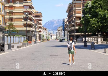 Juli 10 2021 Avellino, Italien: Blick auf die Stadt in der Corso Vittorio Emanuele II Street Stockfoto