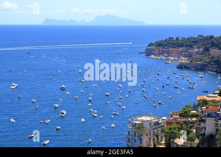 Mediterrane Landschaft. Meerblick auf den Golf von Neapel und die Silhouette der Insel Capri in der Ferne. Die Provinz Kampanien in Italien. Stockfoto